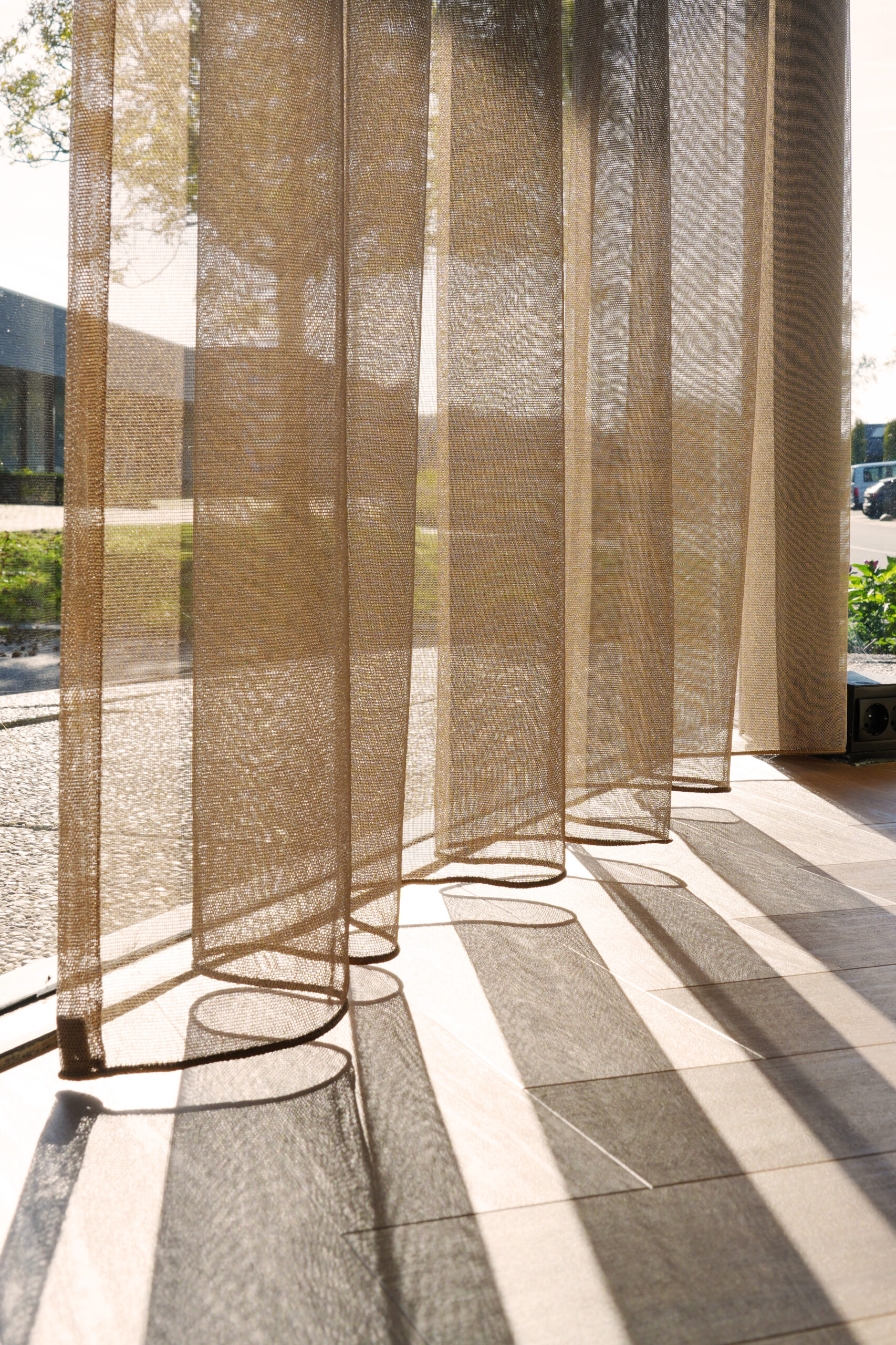 Cachet Inbetween Gordijnen Ibiza Natural: Luchtige Raambekleding voor een Natuurlijke Sfeer De Ibiza Natural inbetween gordijnen van Cachet brengen een gevoel van rust en frisheid in uw interieur. Met hun lichte, transparante stof laten ze natuurlijk daglicht binnen, terwijl ze toch zorgen voor subtiele privacy. De zachte natuurlijke tint past perfect in elke woonstijl, van modern tot landelijk, en voegt een elegante, ontspannen sfeer toe aan uw ruimte. Ideaal voor woonkamers, eetkamers of serres waar licht en luchtigheid centraal staan.